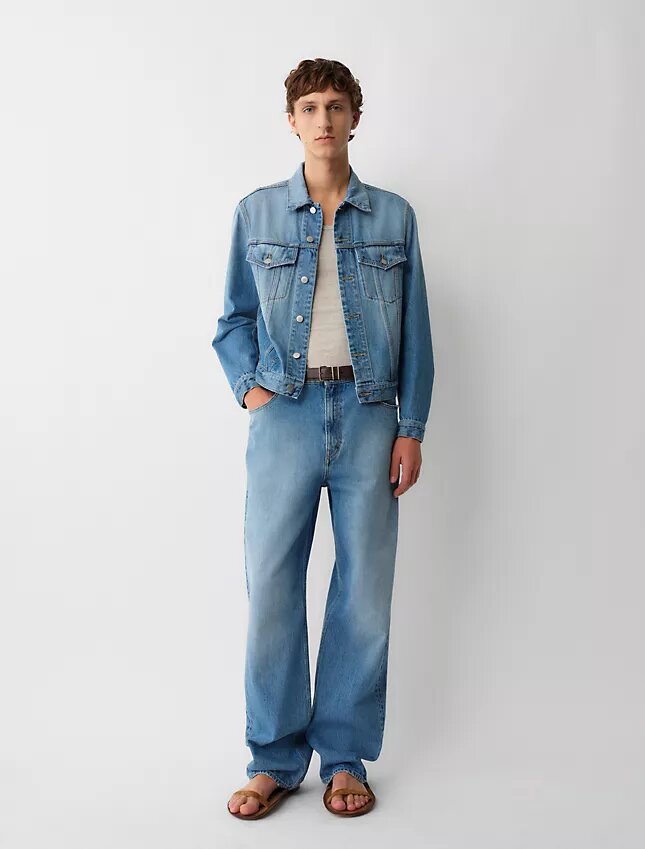 05 Jeans taille basse à jambes larges 05 Jeans taille basse à jambes larges