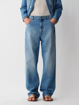 05 Jeans taille basse à jambes larges 05 Jeans taille basse à jambes larges