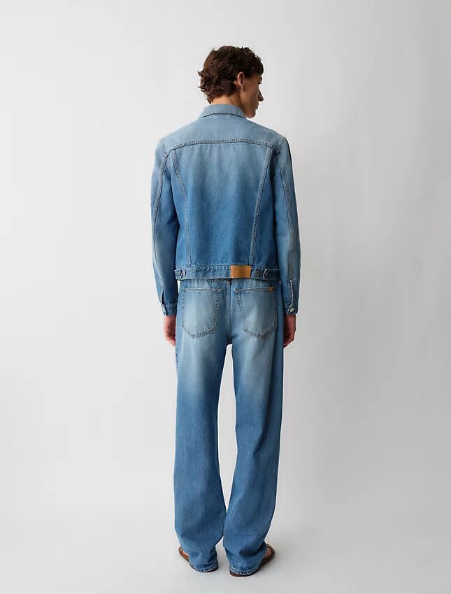 05 Jeans taille basse à jambes larges 05 Jeans taille basse à jambes larges