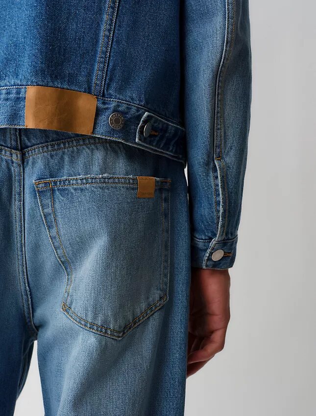 05 Jeans taille basse à jambes larges 05 Jeans taille basse à jambes larges