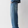 05 Jeans taille basse à jambes larges 05 Jeans taille basse à jambes larges