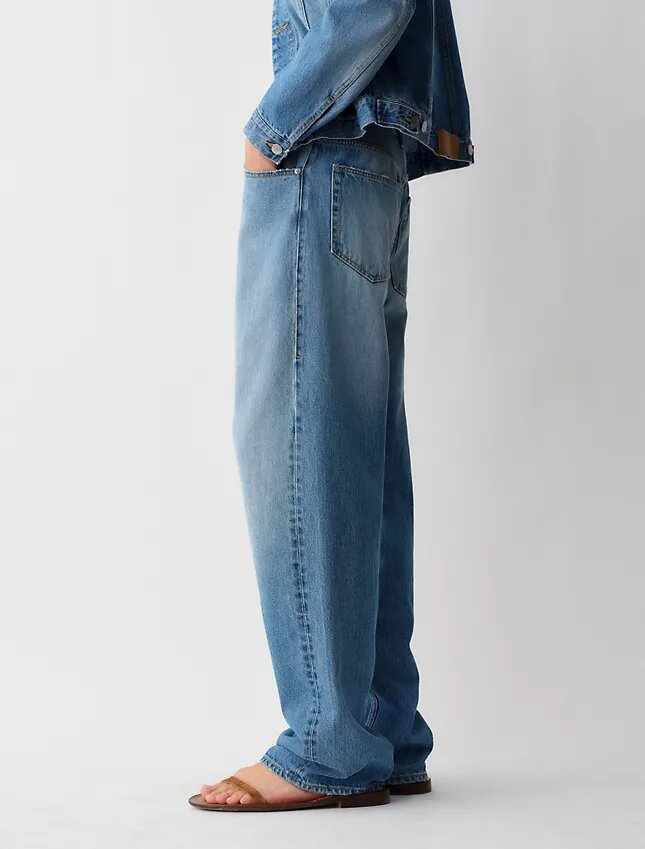 05 Jeans taille basse à jambes larges 05 Jeans taille basse à jambes larges