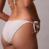 Bas de bikini uni à nouer sur les côtés Bas de bikini uni à nouer sur les côtés