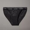 Bikini string moderne en dentelle Bikini string moderne en dentelle