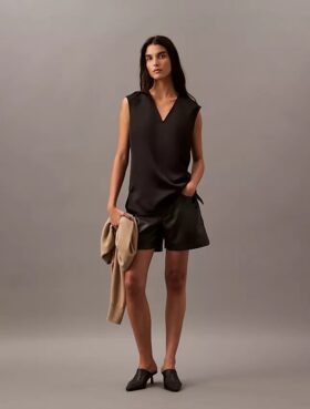 Blouse sans manches en satin à col en V