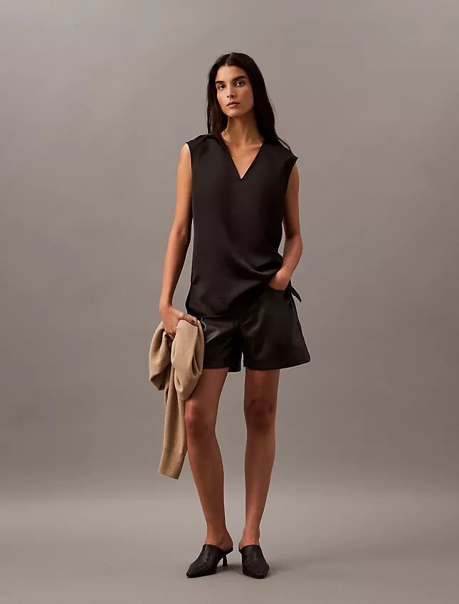 Blouse sans manches en satin à col en V Blouse sans manches en satin à col en V