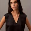 Blouse sans manches en satin à col en V Blouse sans manches en satin à col en V