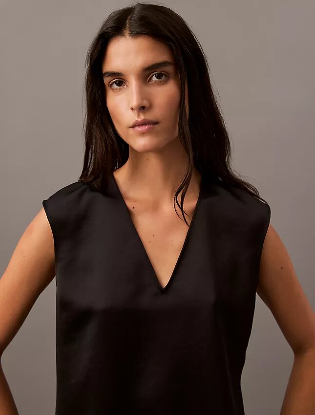 Blouse sans manches en satin à col en V Blouse sans manches en satin à col en V