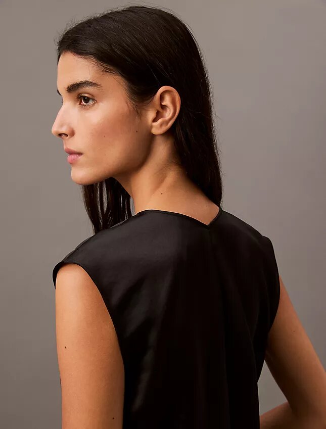 Blouse sans manches en satin à col en V Blouse sans manches en satin à col en V