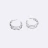Boucles d&rsquo;oreilles créoles aux formes fluides et sculpturales