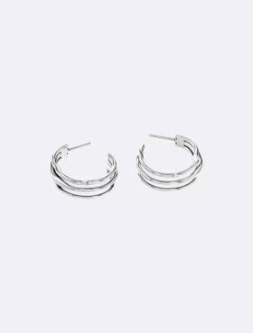 Boucles d&rsquo;oreilles créoles aux formes fluides et sculpturales
