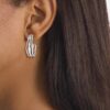 Boucles d&rsquo;oreilles créoles aux formes fluides et sculpturales