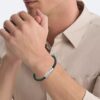 Bracelet en cuir avec plaque d&rsquo;identification biseautée
