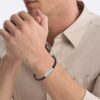 Bracelet en cuir avec plaque d&rsquo;identification biseautée