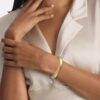 Bracelet rigide aux contours sculpturaux Bracelet rigide aux contours sculpturaux