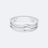Bracelet rigide à charnière aux formes fluides et sculpturales Bracelet rigide à charnière aux formes fluides et sculpturales