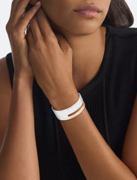 Bracelet rigide sculptural à charnière