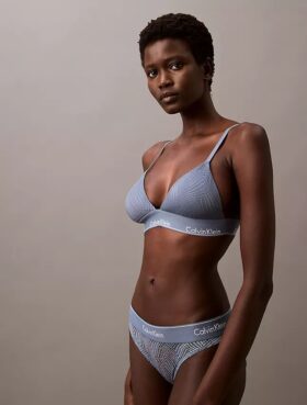 Bralette triangle légèrement doublée en dentelle moderne