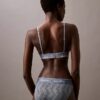 Bralette triangle légèrement doublée en dentelle moderne