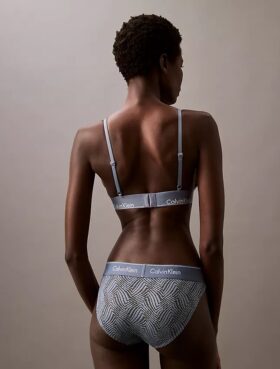 Bralette triangle légèrement doublée en dentelle moderne