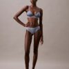 Bralette triangle légèrement doublée en dentelle moderne