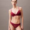 Bralette triangle légèrement doublée en dentelle moderne