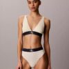 Bralette triangle légèrement doublée en Microfiber extensible avec monogramme graphique Bralette triangle légèrement doublée en Microfiber extensible avec monogramme graphique