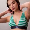 Bralette triangle légèrement doublée en Microfiber extensible avec monogramme graphique Bralette triangle légèrement doublée en Microfiber extensible avec monogramme graphique