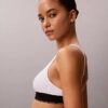 Bralette triangle légèrement doublée en Microfiber extensible avec monogramme graphique Bralette triangle légèrement doublée en Microfiber extensible avec monogramme graphique