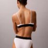Bralette triangle légèrement doublée en Microfiber extensible avec monogramme graphique Bralette triangle légèrement doublée en Microfiber extensible avec monogramme graphique