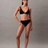 Bralette triangle légèrement doublée Form to Body Bralette triangle légèrement doublée Form to Body