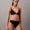 Bralette triangle légèrement doublée Form to Body Bralette triangle légèrement doublée Form to Body