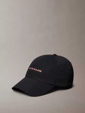 Casquette avec logo graphique brodé