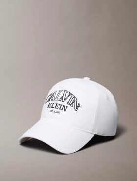 Casquette avec logo incurvé