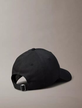 Casquette avec logo incurvé