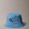 Casquette bucket en denim délavé avec logo brodé Casquette bucket en denim délavé avec logo brodé