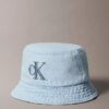Casquette bucket en denim délavé avec logo brodé Casquette bucket en denim délavé avec logo brodé