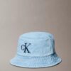 Casquette bucket en denim délavé avec logo brodé Casquette bucket en denim délavé avec logo brodé