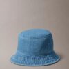 Casquette bucket en denim délavé avec logo brodé Casquette bucket en denim délavé avec logo brodé