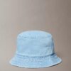 Casquette bucket en denim délavé avec logo brodé Casquette bucket en denim délavé avec logo brodé