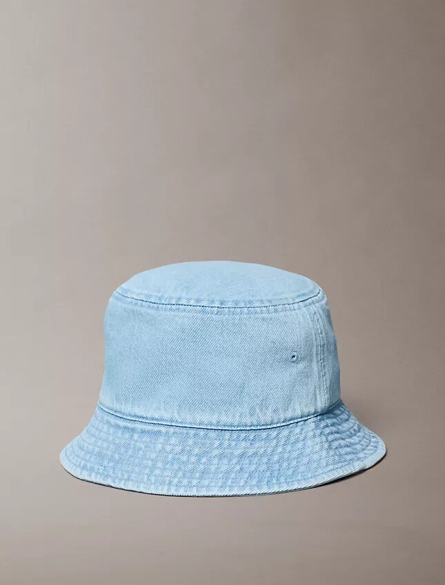Casquette bucket en denim délavé avec logo brodé Casquette bucket en denim délavé avec logo brodé