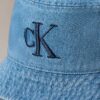 Casquette bucket en denim délavé avec logo brodé Casquette bucket en denim délavé avec logo brodé