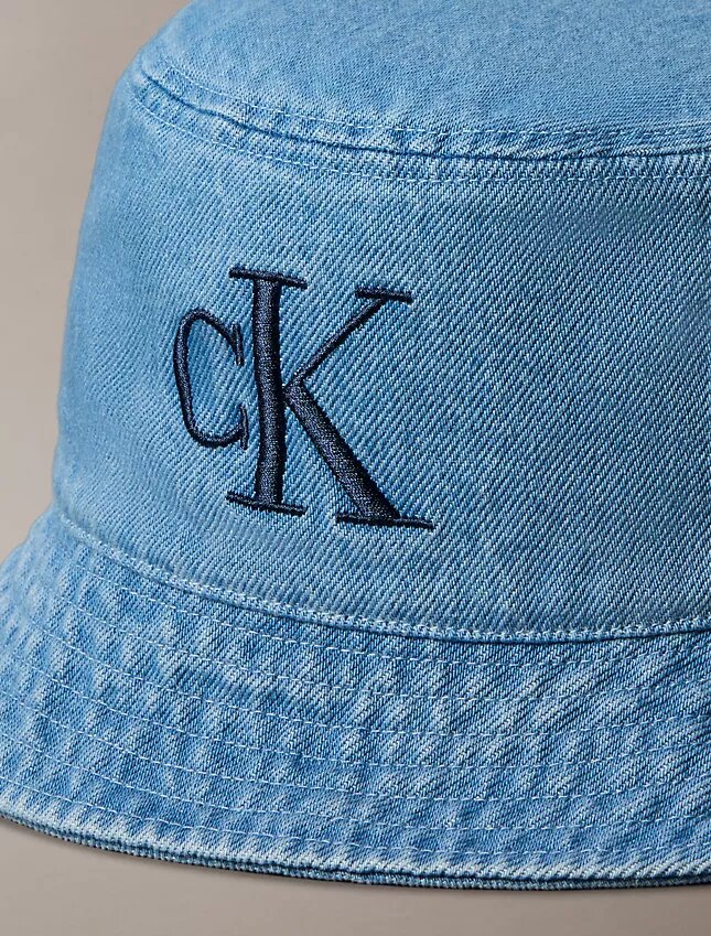 Casquette bucket en denim délavé avec logo brodé Casquette bucket en denim délavé avec logo brodé