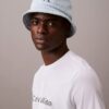 Casquette bucket en denim délavé avec logo brodé Casquette bucket en denim délavé avec logo brodé