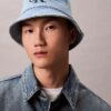 Casquette bucket en denim délavé avec logo brodé Casquette bucket en denim délavé avec logo brodé