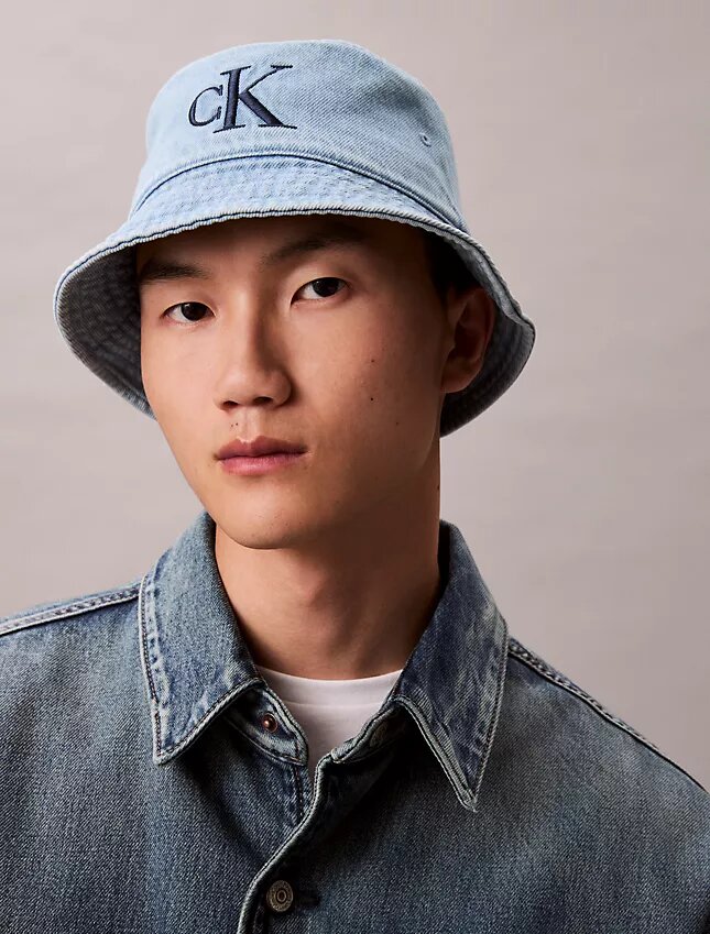 Casquette bucket en denim délavé avec logo brodé Casquette bucket en denim délavé avec logo brodé