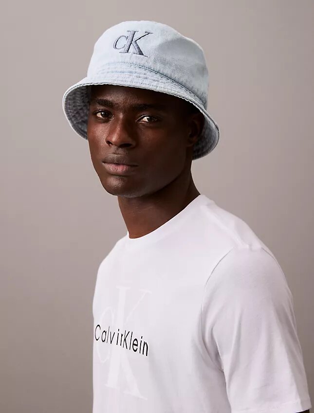 Casquette bucket en denim délavé avec logo brodé Casquette bucket en denim délavé avec logo brodé