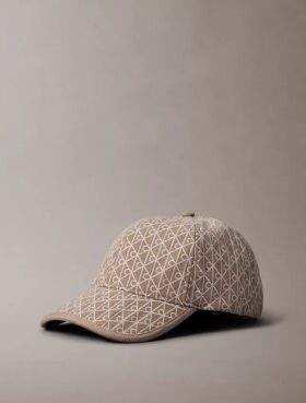 Casquette de baseball avec logo emblématique sur toute la surface