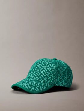 Casquette de baseball avec logo emblématique sur toute la surface