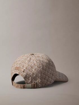 Casquette de baseball avec logo emblématique sur toute la surface